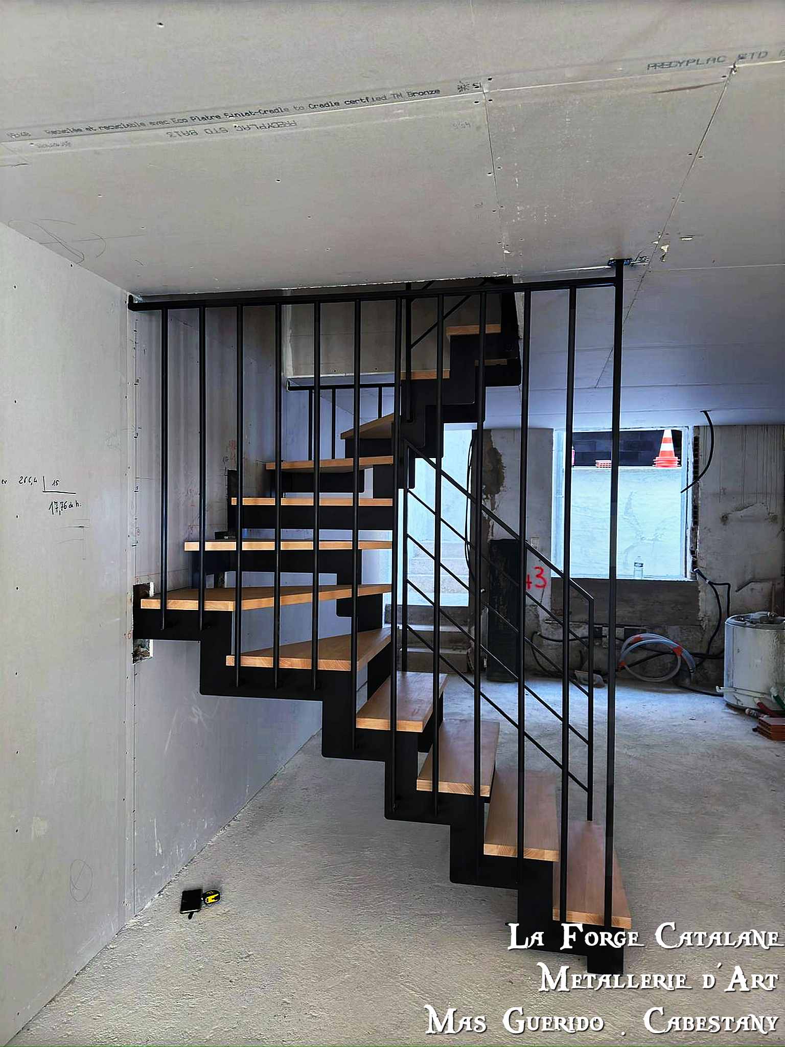 escalier deux quart tournant double limons cremaillere marches bois rampant fixe sous plafond en fer tubes vertical et rampant lisses horizontale  forge catalane.jpg